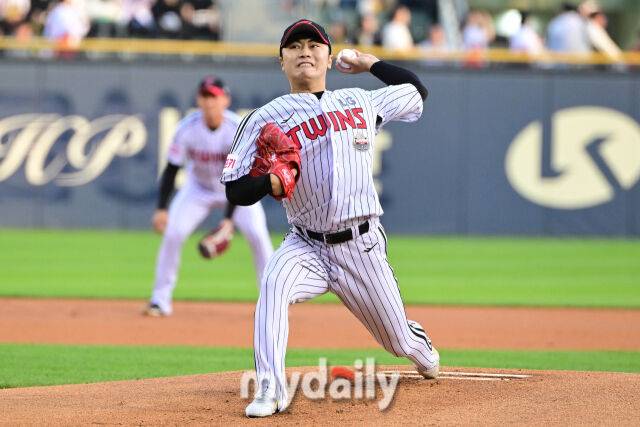 2024년 4월 26일 오후 서울 잠실야구장에서 '2024 신한 SOL Bank KBO리그' KIA 타이거즈와 키움 히어로즈의 경기가 열렸다. LG 선발투수 김윤식이 역투하고 있다./마이데일리