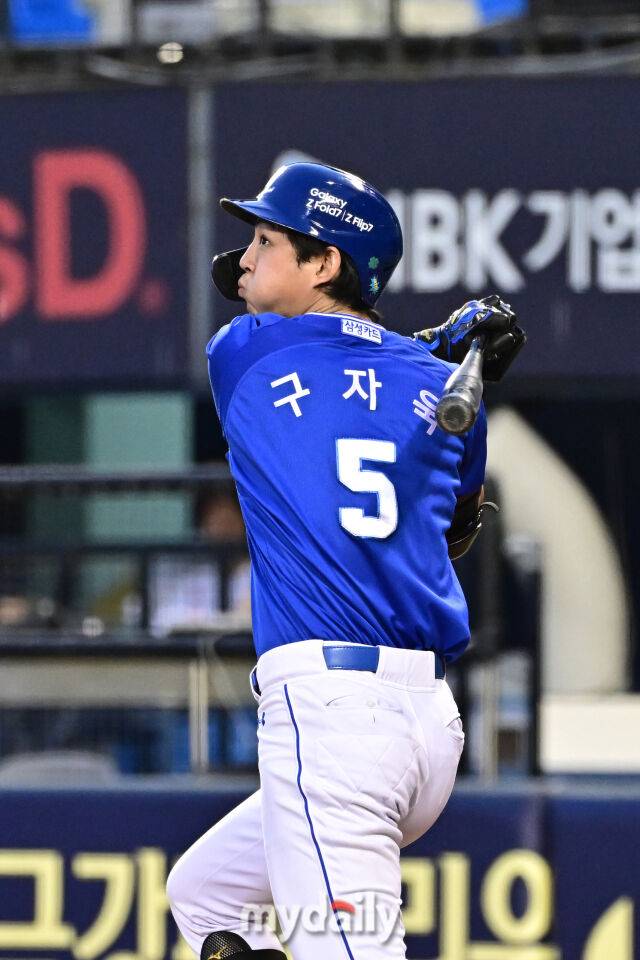 26일 서울 잠실야구장에서 열린 '2025 신한 SOL BANK KBO리그' 삼성 라이온즈와 두산 베어스 경기. 삼성 구자욱이 3회초 2사 1루에 선제 적시 1타점 2루타를 치고 있다./잠실 = 한혁승 기자