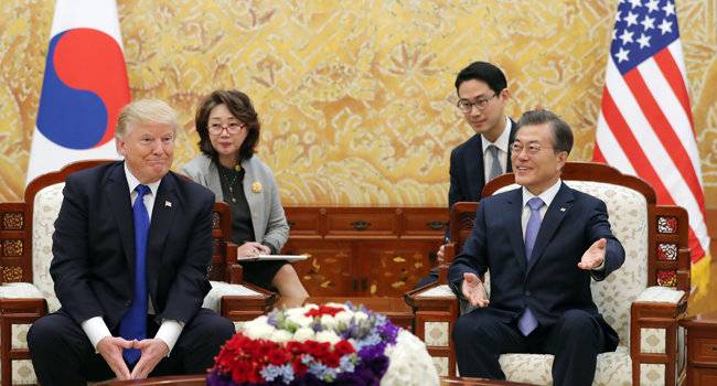 2018년 6월 12일 싱가포르에서 열린 북·미 정상회담에 통역으로 참석한 이연향 국장 [청와대사진기자단]