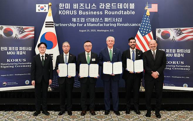 25일(현지시각) 미국 워싱턴 D.C.에서  열린 한미 비즈니스 라운드 테이블 직후 진행된 SMR 사업협력 MOU 체결식에서 참석자들이 기념촬영을 하고 있다. 왼쪽부터 김정관 산업통상자원부 장관, 박지원 두산에너빌리티 회장, 황주호 한수원 사장, 클레이 셀 엑스-에너지 CEO, 섀넌 켈로그 AWS 부사장, 하워드 러트닉 미국 상무부 장관. [한국수력원자력 제공]