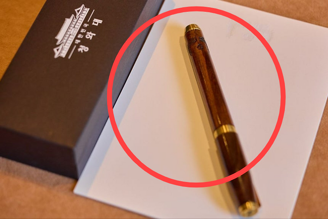 대통령실이 25일(현지시간) 공개한 이재명 대통령이 트럼프 미 대통령에게 즉석에서 선물한 펜. [대통령실 제공]