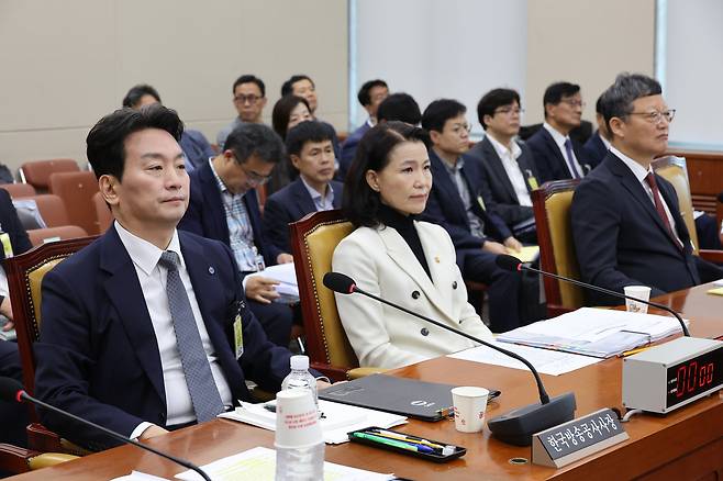 26일 서울 여의도 국회에서 열린 과학기술정보방송통신위원회 전체회의에 박장범 KBS 사장, 이진숙 방송통신위원장, 김유열 EBS 사장이 출석해 있다. <연합뉴스>