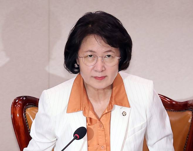 26일 서울 여의도 국회에서 열린 법제사법위원회 전체회의에서 추미애 위원장이 착석하고 있다. <연합뉴스>
