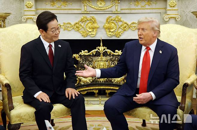 [워싱턴=뉴시스] 고범준 기자 = 이재명 대통령과 도널드 트럼프 미국 대통령이 25일(현지 시간) 미국 워싱턴DC 백악관에서 한미 정상회담을 하고 있다. 2025.08.26. bjko@newsis.com