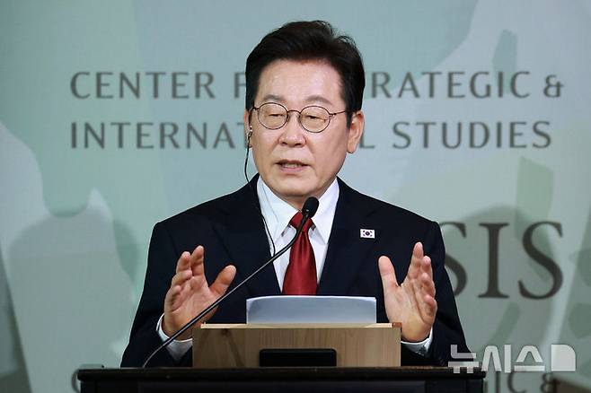 [워싱턴=뉴시스] 고범준 기자 = 이재명 대통령이 25일(현지 시간) 미국 워싱턴DC 전략국제문제연구소(CSIS)에서 정책 연설을 하고 있다. 2025.08.26. bjko@newsis.com