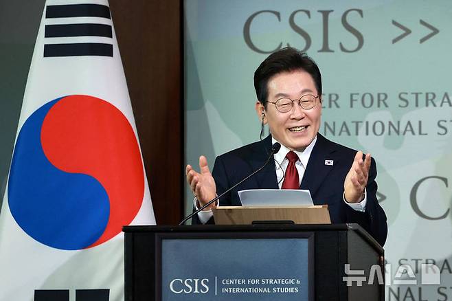 [워싱턴=뉴시스] 고범준 기자 = 이재명 대통령이 25일(현지 시간) 미국 워싱턴DC 전략국제문제연구소(CSIS)에서 정책 연설을 하고 있다. 2025.08.26. bjko@newsis.com