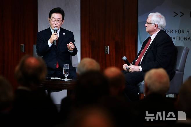 [워싱턴=뉴시스] 고범준 기자 = 이재명 대통령이 25일(현지 시간) 미국 워싱턴DC 전략국제문제연구소(CSIS)에서 정책 연설을 마친 뒤 질문에 답변하고 있다. 2025.08.26. bjko@newsis.com