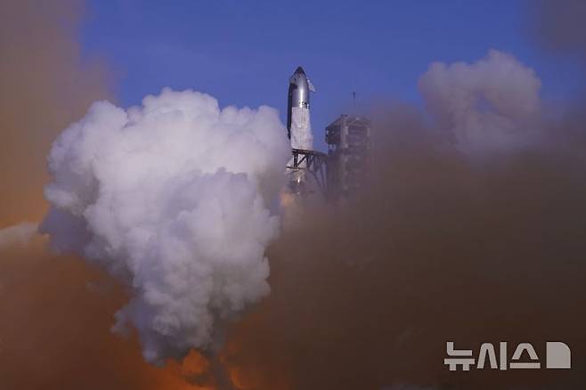 [보카치카=AP/뉴시스] 일론 머스크가 이끄는 우주기업 스페이스X가 달·화성 탐사를 목표로 개발 중인 초대형 우주 발사체 '스타십'의 10차 시험 발사를 또다시 연기했다. 사진은 지난 5월 27일(현지 시간) 미 텍사스주 보카치카 인근 스페이스X 스타베이스 발사대에서 '스타십' 로켓이 발사되고 있는 모습. 2025.08.26.