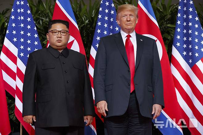 [센토사=AP/뉴시스] 도널드 트럼프 미국 대통령(오른쪽)이 2018년 6월12일 싱가포르 센토사 섬에서 북한 김정은 국무위원장을 만난 모습. 2025.08.26.