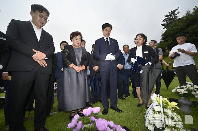 [광주=뉴시스] 박기웅 기자 = 조국 조국혁신당 혁신정책연구원장이 26일 오전 광주 북구 운정동 국립5·18민주묘지를 찾아 이명자 전 오월어머니집 관장과 함께 고 정동년 전 5·18기념재단 이사장 묘소를 참배하고 있다. 2025.08.26. pboxer@newsis.com