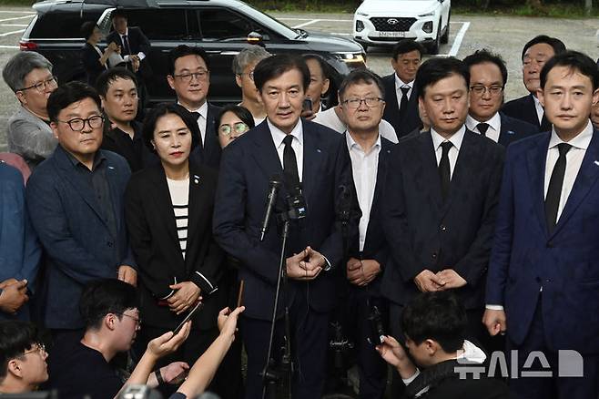[광주=뉴시스] 박기웅 기자 = 조국 조국혁신당 혁신정책연구원장이 26일 오전 광주 북구 운정동 국립5·18민주묘지와 민족민주열사묘지를 찾아 참배한 뒤 기자들과 만나 발언을 하고 있다. 2025.08.26. pboxer@newsis.com