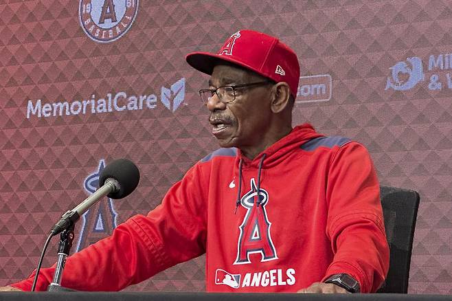 [텍사스=AP/뉴시스]지난 6월 건강상의 이유로 지휘봉을 내려놨던 메이저리그(MLB) LA 에인절스 론 워싱턴 감독이 25일(현지 시간) 미국 텍사스주 알링턴의 글로브 라이프 필드에서 벌어진 2025 MLB 텍사스 레인저스와의 경기를 앞두고 마련된 기자회견에서 심장 수술 사실을 공개하고 있다. 2025.08.26.