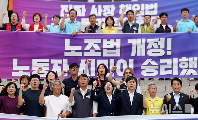 [서울=뉴시스] 김진아 기자 = 지난 24일 서울 여의도 국회 본청 앞 계단에서 열린 '모든 노동자의 노조할 권리·교섭할 권리 보장' 노조법 2·3조 개정안 입법 환영 기자회견에서 참석자들이 구호를 외치고 있다. 2025.08.24. bluesoda@newsis.com