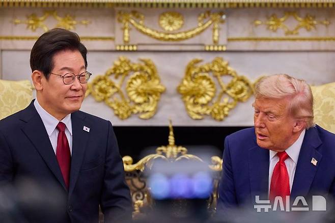 [워싱턴=뉴시스] 고범준 기자 = 이재명 대통령과 도널드 트럼프 미국 대통령이 25일(현지 시간) 미국 워싱턴DC 백악관에서 한미 정상회담을 하고 있다. (공동취재) 2025.08.26. bjko@newsis.com