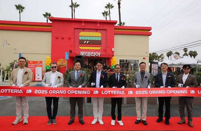 [서울=뉴시스] 지난 14일(현지시각) 미국 캘리포니아주 내 풀러튼 시티 내 롯데리아 1호점 오픈식에 LA 총영사관 조성호(왼쪽 세번째부터) 부영사, 차우철 대표이사, 프레드 정 풀러튼 시장, 신동권 사외이사 의장 등이 참석해 오픈 커팅식을 진행하고 있다. (사진=롯데GRS 제공)  *재판매 및 DB 금지
