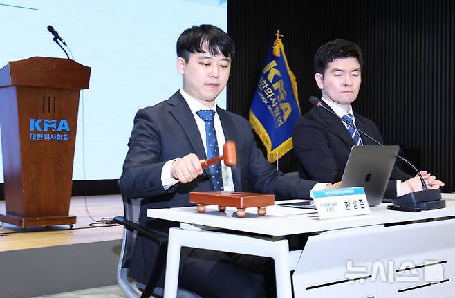 [서울=뉴시스] 최진석 기자 = 한성존 대한전공의협의회 비상대책위원장이 18일 서울 용산구 대한의사협회 회관에서 열린 임시대의원총회에서 의사봉을 두드리고 있다. 2025.08.18. myjs@newsis.com