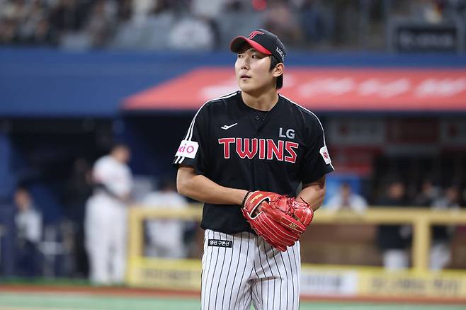 [서울=뉴시스] 프로야구 LG 트윈스 손주영이 지난 8일 서울 고척스카이돔에서 열린 2025 신한 쏠뱅크 KBO리그 키움 히어로즈와의 경기에 선발 등판해 공을 던지고 있다. (사진=LG 트윈스 제공) 2025.04.08. *재판매 및 DB 금지