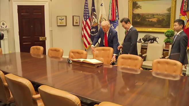 이재명 대통령의 의자를 빼주는 트럼프 대통령