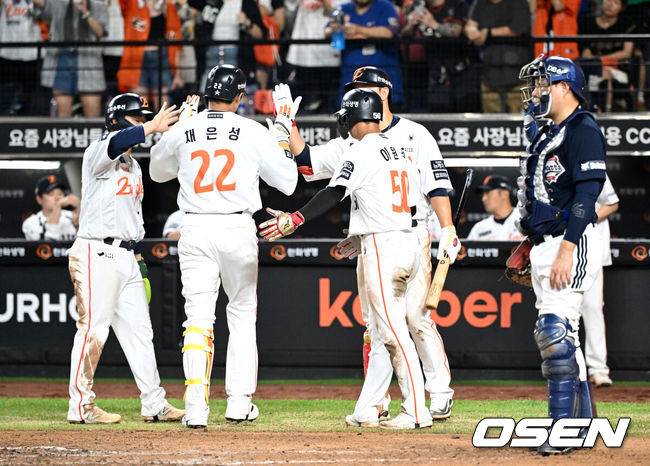 [OSEN=대전, 이대선 기자] 20일 오후 대전 한화생명볼파크에서 2025 신한 SOL Bank KBO리그 한화 이글스와 두산 베어스의 경기가 열렸다.한화는 조동욱, 두산은 곽빈을 선발로 내세웠다.7회말 2사 1,2루에서 한화 채은성이 좌중월 스리런 홈런을 치고 홈에서 동료들과 환호하고 있다. 2025.08.20 /sunday@osen.co.kr
