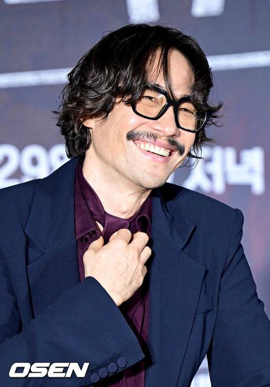 [OSEN=최규한 기자] 26일 오후 서울 몬드리안 서울 이태원 그랜드볼룸에서 쿠팡플레이 ’가족계획’ 제작발표회가 열렸다.드라마 ‘가족계획’은 기억을 자유자재로 편집할 수 있는 특수한 능력을 가진 엄마가 가족들과 합심하여 악당들에게 지옥을 선사하는 이야기다.배우 류승범이 사회자의 질문에 답한 뒤 미소짓고 있다. 2024.11.26 / dreamer@osen.co.kr