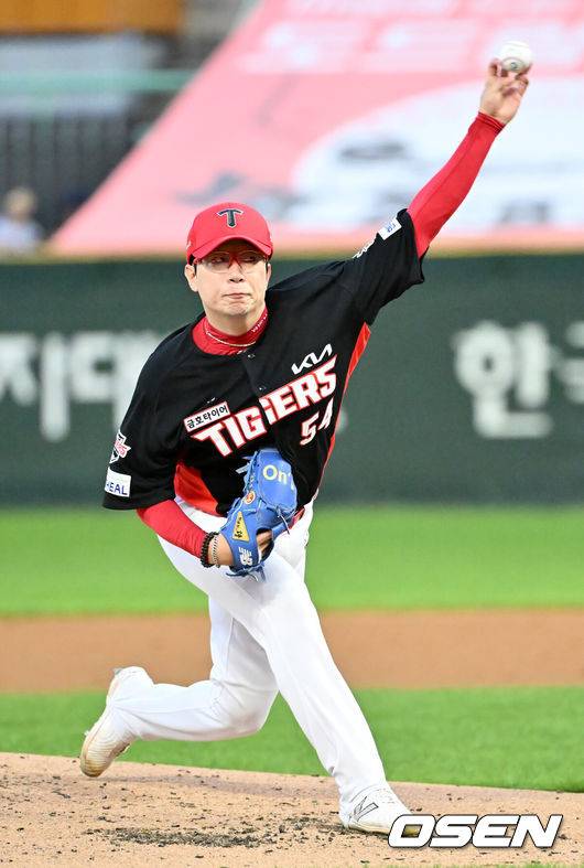 [OSEN=인천, 민경훈 기자] 26일 인천 SSG랜더스필드에서 ‘2025 신한 SOL Bank KBO리그’ SSG 랜더스와 KIA 타이저그의 경기가 열렸다.홈팀 SSG는 문승원, 어웨이팀 KIA는 양현종을 선발로 내세웠다.KIA 선발 양현종이 마운드 위에서 힘차게 공을 뿌리고 있다. 2025.08.26 / rumi@osen.co.kr