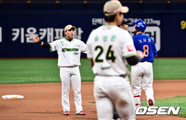 [OSEN=고척, 조은정 기자]26일 오후 서울 고척스카이돔에서 ‘2025 신한 SOL Bank KBO리그’ 키움 히어로즈와 한화 이글스의 경기가 열렸다.키움은 알칸타라, 한화는 류현진을 선발로 내세웠다.9회초 무사 한화 노시환의 타구가 천장에 끼이며 인정 2루타로 판정됐다. 2루로 향하는 노시환. 2025.08.26 /cej@osen.co.kr