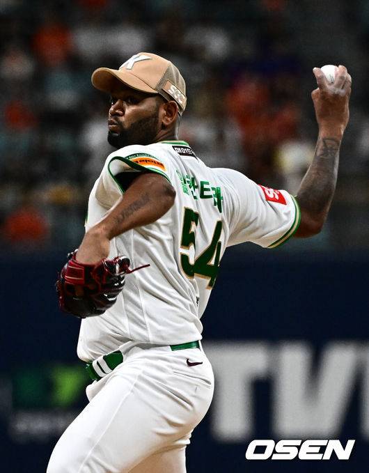 [OSEN=고척, 조은정 기자]26일 오후 서울 고척스카이돔에서 ‘2025 신한 SOL Bank KBO리그’ 키움 히어로즈와 한화 이글스의 경기가 열렸다.키움은 알칸타라, 한화는 류현진을 선발로 내세웠다.1회초 키움 알칸타라가 역투하고 있다. 2025.08.26 /cej@osen.co.kr