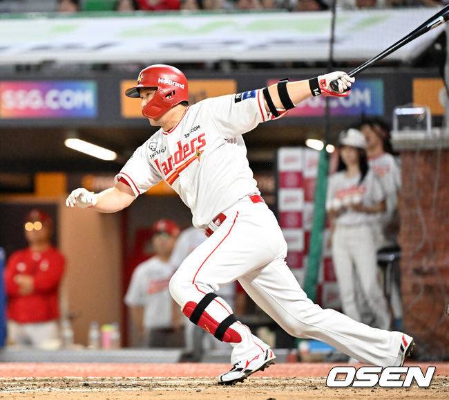 [OSEN=인천, 민경훈 기자] 26일 인천 SSG랜더스필드에서 ‘2025 신한 SOL Bank KBO리그’ SSG 랜더스와 KIA 타이저그의 경기가 열렸다.홈팀 SSG는 문승원, 어웨이팀 KIA는 양현종을 선발로 내세웠다.4회말 2사 주자 1,2루  SSG 최정이 좌익수 앞 1타점 적시타를 때리고 있다. 2025.08.26 / rumi@osen.co.kr