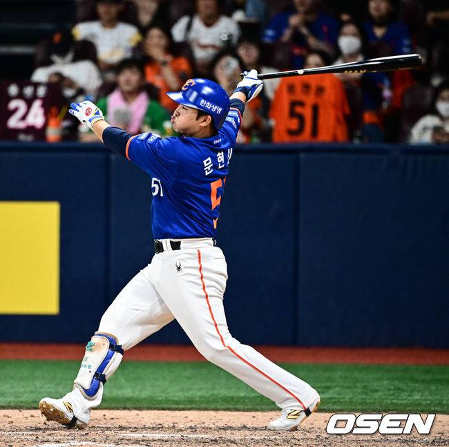 [OSEN=고척, 조은정 기자]26일 오후 서울 고척스카이돔에서 ‘2025 신한 SOL Bank KBO리그’ 키움 히어로즈와 한화 이글스의 경기가 열렸다.키움은 알칸타라, 한화는 류현진을 선발로 내세웠다.9회초 한화 선두타자 문현빈이 역전 솔로 홈런을 날리고 있다. 2025.08.26 /cej@osen.co.kr