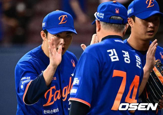 [OSEN=고척, 조은정 기자]프로야구 한화 이글스가 6연패 이후 3연승으로 반등하며 1위 싸움을 이어갔다.&nbsp;한화는 26일 서울 고척스카이돔에서 열린 2025 신한 SOL Bank KBO리그 키움 히어로즈와의 원정경기를 3–1로 승리했다.&nbsp;한화 문현빈이 김경문 감독과 승리를 기뻐하고 있다. 2025.08.26 /cej@osen.co.kr