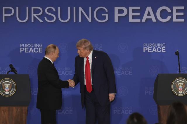▲ 도널드 트럼프(오른쪽) 미국 대통령과 블라디미르 푸틴 러시아 대통령이 15일(현지시간) 알래스카에서 회담을 가진 이후 열린 기자회견에서 악수하고 있다. ⓒAP=연합뉴스