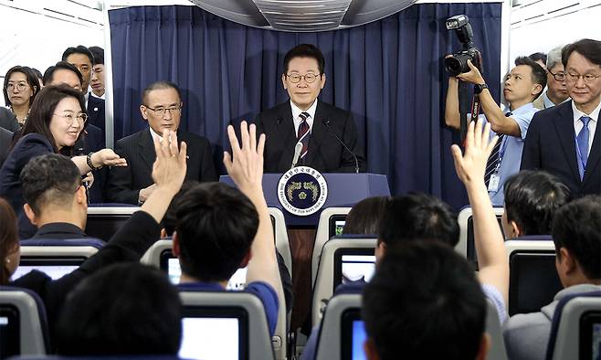 이재명 대통령이 24일(현지시간) 한일정상회담을 마치고 일본 도쿄에서 미국 워싱턴DC로 향하는 공군1호기에서 기내 기자간담회를 하고 있다. 뉴시스
