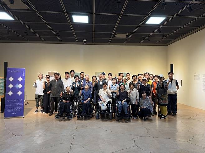 25일 열린&nbsp;‘제주 장애인 예술가 협회 초대전 : 존재한 순간’&nbsp;개막식에서 장애예술인과 주요 인사들이 기념 촬영을 하고 있다.&nbsp;제주특별자치도 돌문화공원관리소&nbsp;제공