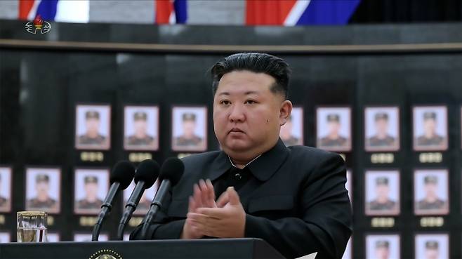 김정은 북한 국무위원장이 당 중앙위원회 본부청사에서 열린 해외작전부대 국가표창수여식 연설에서 “30~40대 군관들이 적화점을 몸으로 막고 자폭의 길을 택한 사실은 강한 충격을 주었다”고 말했다고 조선중앙TV가 22일 보도했다. 조선중앙TV 화면 2025.8.22 연합뉴스