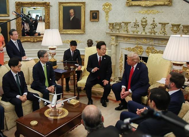 이재명 대통령이 25일(현지시간) 미국 워싱턴 DC 백악관에서 도널드 트럼프 미국 대통령과 한미 정상회담을 하고 있다.  2025.8.26 연합뉴스