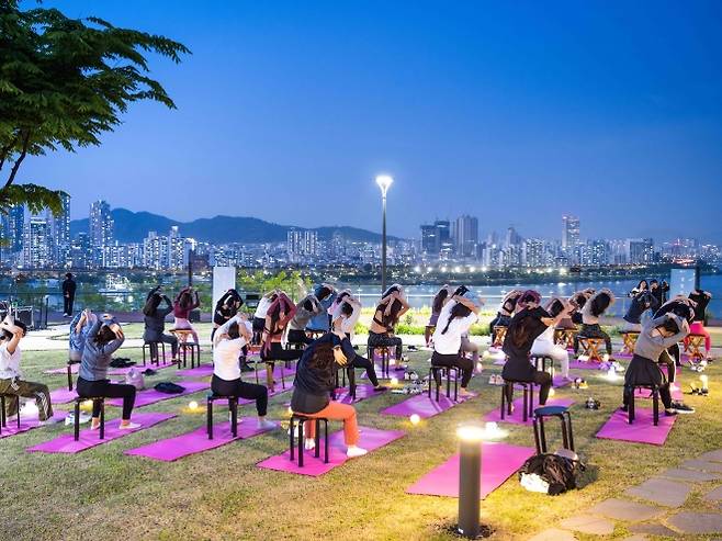 서울 강남구 삼성해맞이공원에서 별빛요가 프로그램이 진행되고 있다. 강남구 제공