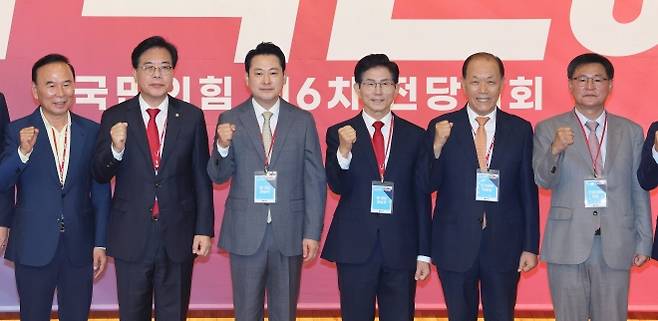 국민의힘 제6차 전당대회 결선 - 국민의힘 장동혁, 김문수 당 대표 후보가 26일 서울 여의도 국회도서관에서 열린 제6차 전당대회 결선에서 송언석 비상대책위원장 겸 원내대표를 비롯한 당 지도부와 함께 파이팅을 외치며 기념 촬영하고 있다. 국회사진기자단