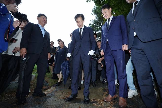 조국 조국혁신당 혁신정책연구원장이 26일 광주 북구 운정동 민족민주열사묘역을 찾아 전두환 비석을 밟고 있다. 2025.8.26 연합뉴스