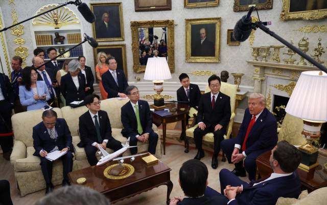 이재명 대통령과 도널드 트럼프 미국 대통령이 25일(현지시간) 미국 워싱턴DC 백악관에서 정상회담을 하고 있다. 연합뉴스