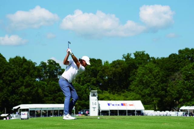 토미 플리트우드의 아이언 샷. 백스윙 톱에서 오른 팔꿈치는 지면을 향해야 한다. Getty Images