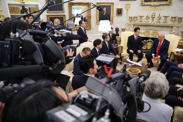 이재명 대통령이 25일(현지시간) 미국 워싱턴 DC 백악관 오벌오피스에서 열린 도널드 트럼프 미국 대통령과의 한미 정상회담에서 발언하고 있다. 연합뉴스