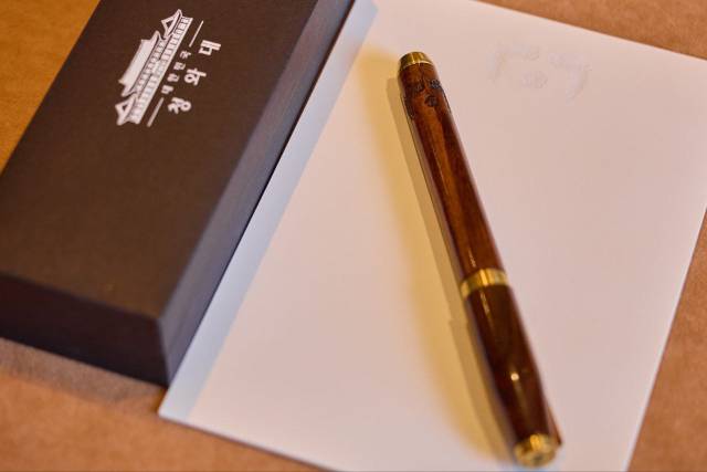 대통령실이 25일(현지 시간) 공개한 한미 정상회담을 위해 이재명 대통령이 준비한 선물. 명장이 제작한 금속 거북선, 국산 골드파이브 수제 맞춤형 퍼터, 카우보이 마가 모자, 펜 등이다. 펜은 선물이 아닌 이 대통령의 서명용이었지만 도널드 트럼프 미국 대통령의 요청으로 즉석에서 선물했다. 사진 제공=대통령실