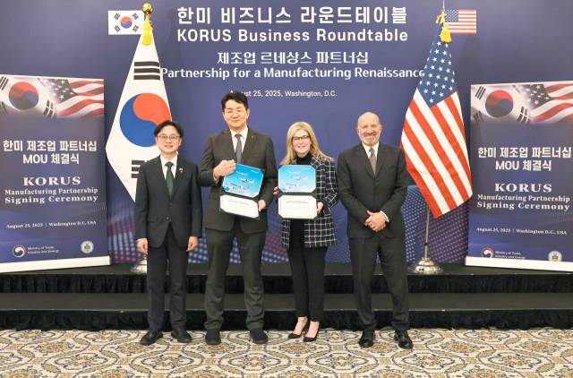 대한항공이 25일(현지 시간) 워싱턴DC 소재 윌러드호텔에서 보잉 및 GE에어로스페이스와 70조 원 규모의 대미 투자 계약을 맺은 가운데 김정관(왼쪽부터) 산업통상자원부 장관, 조원태 한진그룹 회장, 스테퍼니 포프 보잉 상용기 부문 사장 겸 최고경영자, 러셀 스톡스 GE에어로스페이스 상용기 엔진 및 서비스 사업부 사장 겸 최고경영자가 기념 촬영을 하고 있다. 사진 제공=대한항공