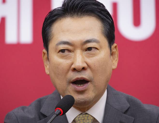 국민의힘 6차 전당대회에서 승리한&nbsp;장동혁 대표가 26일 국회 국민의힘 당 대표 회의실에서 열린 기자회견에서 향후 정국 운영 방향에 대해 말하고 있다. ⓒ 연합뉴스