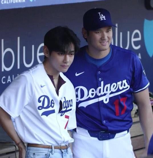시구자로 나선 BTS의 뷔(왼쪽)와 기념촬영을 하는 모습. MLB닷컴컵 영상 캡처