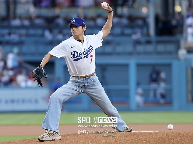 ▲ BTS 뷔가 경기 전 시구자로 등장했다.