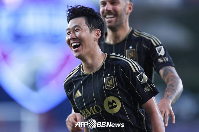 로스앤젤레스(LA)FC 손흥민이 지난 24일 FC댈러스전에서 프리킥 득점으로 미국 프로축구 메이저리그사커(MLS) 데뷔골을 터뜨린 뒤 기뻐하고 있다. /AFPBBNews=뉴스1