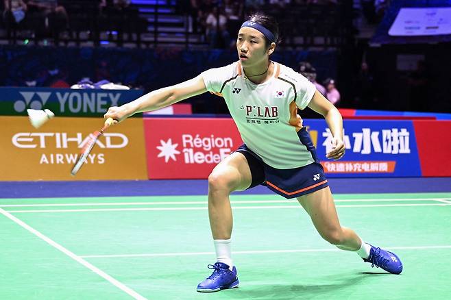 배드민턴 여자 단식 세계랭킹 1위 안세영이 26일(한국시간) 프랑스 파리의 아디다스 아레나에서 열린 2025 세계배트민턴 선수권대회 여자 단식 64강에서 세계랭킹 100위 벨기에의 클라라 라소를 2-0(21-5 21-8)으로 꺾고 32강에 진출했다. 사진 연합뉴스