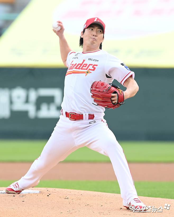 13일 오후 인천SSG랜더스필드에서 열린 '2025 신한 SOL Bank KBO리그' NC 다이노스와 SSG 랜더스의 경기, 1회초 SSG 선발투수 문승원이 공을 힘차게 던지고 있다. 엑스포츠뉴스 DB