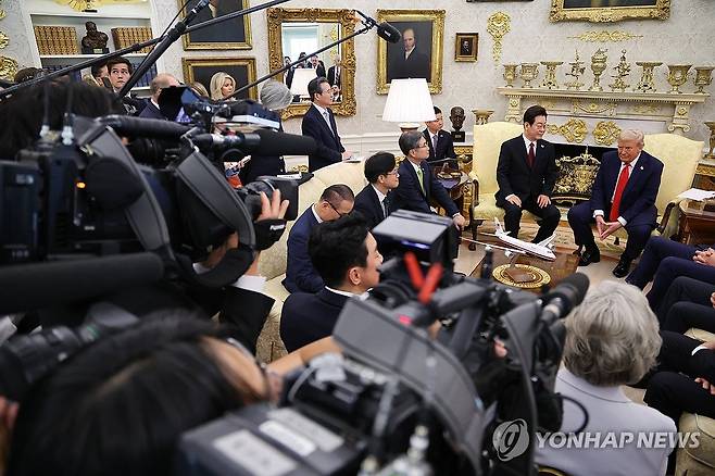 이재명 대통령, 한·미 정상회담 발언 (워싱턴=연합뉴스) 한상균 기자 = 이재명 대통령이 25일(현지시간) 미국 워싱턴 DC 백악관 오벌오피스에서 열린 도널드 트럼프 미국 대통령과의 한미 정상회담에서 발언하고 있다. 2025.8.26 xyz@yna.co.kr